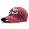 Primer plano detallado de una gorra de béisbol de algodón lavado burdeos con bordado - Talla Única (56-60cm) / Burdeos