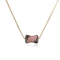 Halskette mit rosa Naturstein-Anhänger und feiner Goldkette auf weißem Hintergrund - Rhodonit