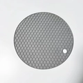 Sottopentola grigio in silicone con trama a nido d'ape e foro per appendere - Piccolo 14cm / Grigio Nordico