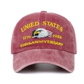 Détail de la broderie de l'aigle et du texte anniversaire sur la casquette bordeaux - Bordeaux