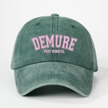 Gorra de béisbol de algodón lavado verde oscuro con texto DEMURE rosa estampado - Verde Oscuro