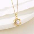 Détail macro du collier pendentif fleur dorée avec zircon central sur fond blanc - Or