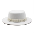 Detalle de elegante sombrero de lana blanco con tres filas de perlas tejidas decorativas - M (56-58cm) / Blanco