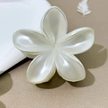 Elegante pinza per capelli a fiore bianco perlato in resina con trama leopardata - Bianco Perlato