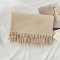Sciarpa beige effetto cashmere con frange su morbido sfondo bianco di design - Senza Etichetta / Beige