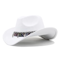 Détail d'un chapeau de cowboy blanc en feutre avec ruban ethnique et pendentifs argentés - Blanc