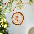 Addobbo natalizio rustico in legno con renna colorata, sciarpa rossa e cordino da 10cm - 10cm / Ciondolo in legno di renna di Natale