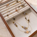 Collana di perle dorate multistrato con perle occhio di tigre in scatola di legno - Collana con perline geometriche in perle artificiali e strass a doppio strato - 112 cm