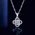 Collar de trébol de cuatro hojas plateado con piedra central brillante y halo - Collar De Trébol De Cuatro Hojas Xl-96 [viene Con Cadena De Caja]