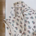 Detailansicht des lila Blumenmusters auf einer beigefarbenen Baumwoll-Umhängetasche - Beige Mit Violetten Blumen