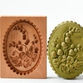Molde de galletas en madera de haya con lirio de los valles y pastelería verde - Violeta