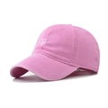 Vista dettagliata del cappellino in cotone lavato rosa con cuore ricamato sul lato - Regolabile / Rosa (Ricamo a Doppio Cuore)