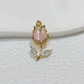 Pendentif tulipe doré avec pierre ovale rose et zircons sur fond blanc épuré - Rose