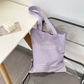 Detail van de Harmony-letteropdruk op de paarse minimalistische canvas tote bag stof - Paars