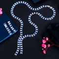 Elegante bruidssieradenset met blauw-witte zirkonia op donker fluweel - Blauw
