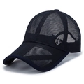 Dunkelblaue atmungsaktive Mesh-Trucker-Kappe mit Berg-Metalllogo in 45-Grad-Seitenansicht - Verstellbar / Marineblau