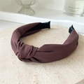 Serre-tête en tissu noué marron foncé avec texture sergée sur socle en pierre - Café Foncé