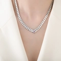 Zilveren Cubaanse ketting met verticale staafhanger en vijf roze zirkonia steentjes - P1501 - Ketting Met Staalkleurige Roze-rode Zirkoon