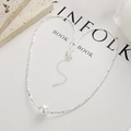 Collar de plata 925 con perla de agua dulce y cuentas irregulares sobre un libro Kinfolk - Plata (Perla de concha de 10 mm)