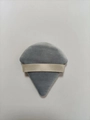 Houppette triangulaire en velours gris avec ruban beige pour fixer le maquillage - Gris