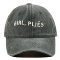 Détail de la broderie blanche GIRL PLIES sur une casquette en coton gris délavé vintage - Taille unique / Vert Armée