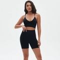 Detailansicht des schwarzen nahtlosen Yoga-Sets mit V-Ausschnitt Sport-BH und Shorts - S / Schwarz