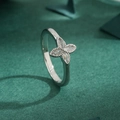Anillo de trébol plateado elegante con circonitas de talla marquesa en fondo verde - US 6 / Plateado