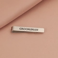 Dettaglio del fermacravatta argento con incisione GROOMSMAN su tessuto rosa - Testimone dello sposo