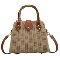 Sac à main rétro en paille avec poignée en bambou et patch cuir brun, vue de face sur blanc - Blanc Cassé