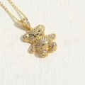 Colgante de osito bañado en oro de 14K con circonitas blancas y cadena fina dorada - Estilo de Circonita Clara