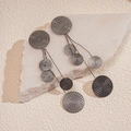 Detalle de pendientes de flecos en color gris metalizado con discos de metal grabado - Pendientes (Con Pin de Plata S925) / Negro