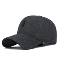 Berretto sportivo invernale da uomo grigio scuro con paraorecchie e etichetta SPORT - Regolabile / Grigio