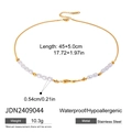 Dettaglio collana multistrato in acciaio inossidabile con perle e pendente - Stile Misto Catena Dorata E Perla (JDN2409044)