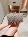 Elegante borsa da sera argentata con rete geometrica di strass e chiusura in metallo - Argento