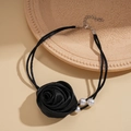 Dettaglio choker con rosa in raso nero, perle sintetiche bianche e doppi cordoncini - Nero