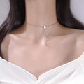 Nahaufnahme des silbernen Chokers mit Schmetterlingsanhänger und hängender weißer Perle - Schmetterlingsquaste Perlenhalskette