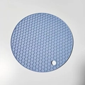 Sottopentola rotondo in silicone blu con trama a nido d'ape e foro per appendere - Piccolo 14cm / Blu Nordico