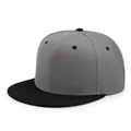Cappellino snapback a tesa piatta con corona grigio scuro e visiera nera a sei pannelli - 56-60cm / Grigio Chiaro/Nero