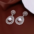 Dettaglio di orecchini vintage con finitura argento, strass e perle su seta rossa - Perla a Grappolo di Fiori Cavi Argento (7# Perno in Argento)