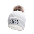 Dettaglio del berretto in maglia bianco con ricamo MINI e pompon marrone soffice - Bianco-Stile MINI (2-6 anni)