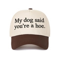 Détail de la casquette bicolore avec texte humoristique My Dog Said You're a Hoe brodé - Réglable / Crème/Brun Foncé