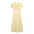 Élégante robe midi en satin jaune à col en V et manches courtes sur fond blanc pur - Jaune