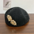 Detailaufnahme der schwarzen Baskenmütze mit silbernen Pailletten und goldenen Kristallen - Schwarz