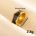 Unregelmäßiger Goldring mit schwarzer Emaille auf beigefarbenem Stoffhintergrund - J639-Gold Schwarz / Gold/Schwarz