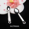 Due mini cucchiai in lega d'argento 6x24mm per accessori da casa delle bambole su nero - Cucchiaio da Minestra in Lega Piccolo con Foro per Appendere (6x24mm)