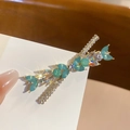 Vue macro détaillée d'une barrette dorée ornée de gemmes bleu sarcelle et strass - Gemme Bleu-Vert (Base Dorée)