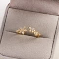 Boucles d'oreilles fleur dorées avec cristaux marquise sur velours gris doux - Or / Style Fleur Cristal Clair (Style 20)