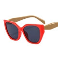 Occhiali da sole cat eye chic con montatura rossa e aste marroni a contrasto - Montatura Rosso Arancio Stanghetta Caffè Lenti Grigie