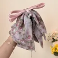 Lila Haarspange mit Blumenmuster aus Chiffon und eleganten Perlenanhängern - Kristall Quaste Stil / Pink Lila Druck