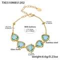 Detailansicht eines 18k vergoldeten Edelstahlarmbands mit fünf blauen Glasherzen - Seeblaues Strass-Armband (TXE510) / 17+5cm / Gold
